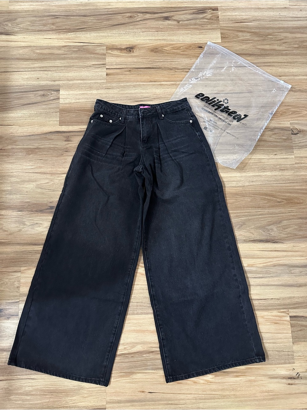 Edikted Wide Leg High-Rise Womenโs Jeans - Black